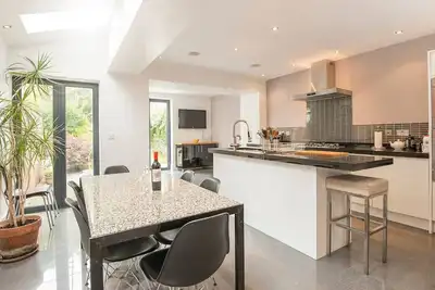 Image de Spacious 4 Bedroom Character Home in Pontcanna!