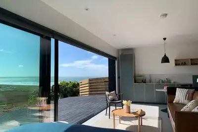 Image de The Hide · Subterranean Studio with Panoramic Costal Views