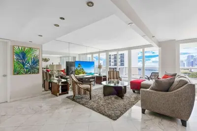 Image de Classic Waterfront Apt | Bay Views | StayCozy