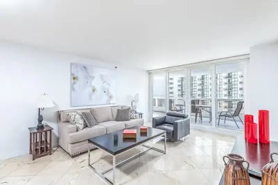Image de Bayfront Condo | Elevated amenities | StayCozy