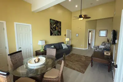 Image de Second Floor 2 Bdrm/Bath With Full Kitchen. Sleeps 6. Beautiful Private Balcony.