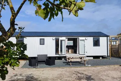 Image de Mobil-Home dans domaine sécurisé - pieds dans l’eau