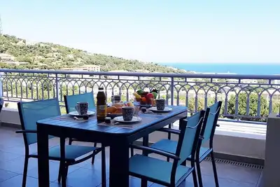 Image de Appartement T3, face à la mer, à 5 mn en voiture des plages et du centre-ville