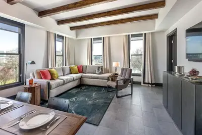 Image de 1 Bedroom Presidential Suite in Waterfront Park, Portland, Oregon!