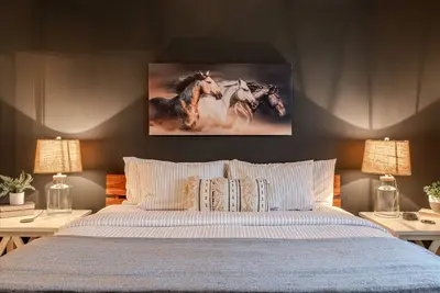 Image de Hot Tub, Fire Pit, Game Room! Steps to Park, 4 TVs, TopGolf Discount