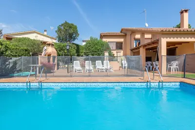 Image de 2cip01-12pax - Maison d'une capacité de 12 personnes et piscine privée située dans un quartier calme