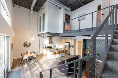 Image de Spacious in town loft with great location