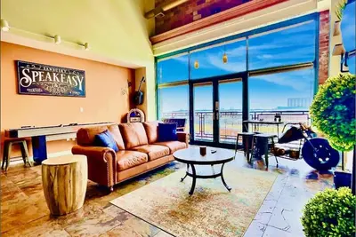 Image de Downtown Waterfront Getaway Mario Room Breathtaking View Cedar Point Lake Erie!