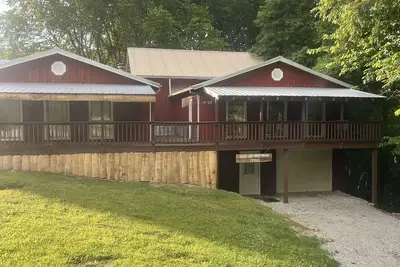 Image de Beautiful rustic cabin with loft! Huge Kitchen! On Center Hill Lake!