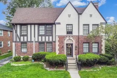 Image de Exquisite 1920s Detroit Style Home