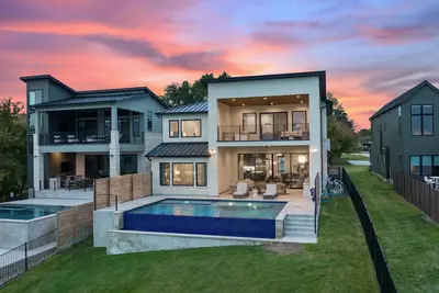 Image de Luxe Lakefront Haven | Concierge Services