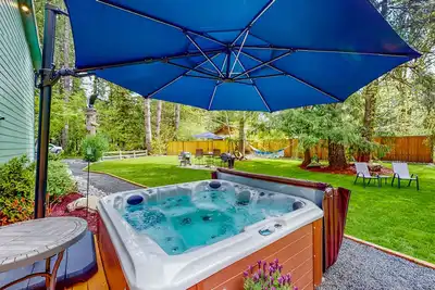 Image de Inviting riverfront home with hot tub, firepit, W/D, & dog-friendly