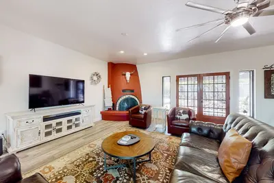 Image de Dog-friendly home with lovely desert views, fenced yard, patio & fireplace