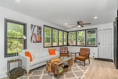 Image de Black Cabin Getaway in Beautiful Woods I Valpo University | Flint Lake | Dunes