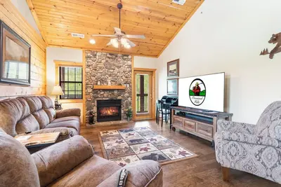 Image de Relaxing Cabin with a Jacuzzi Tub and Private Covered Balcony