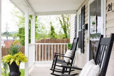 Image de Dog friendly home - large backyard - gas fire pit - 5 mins to downtown or casino
