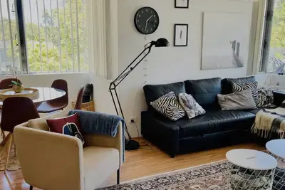 Image de 10 Minutes walk to Accor Stadium! Cozy Family stay apartment.