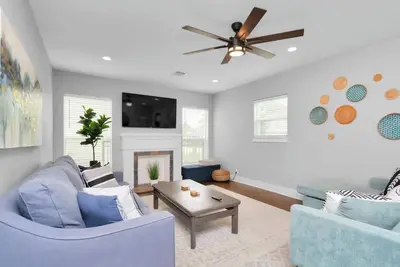 Image de Hot Tub! + Close to Downtown & Med Center