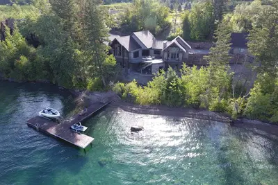 Image de Lakefront home with boat dock & private hot tub!