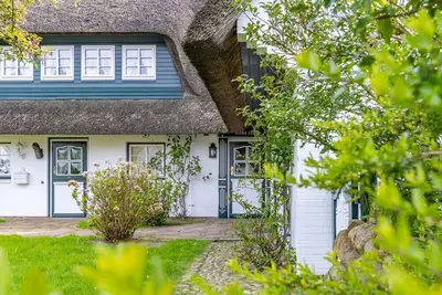 Image de House Ebbe - house under thatch with a fantastic view over the Morsum meadows.