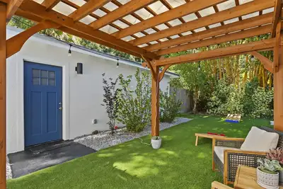 Image de Caffeinated Bungalito 75in Tv- Walkable to Armature Works