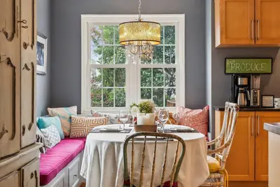 Image de Designer, Dogs, Garden, Fire Pit, 10 min. to Dca