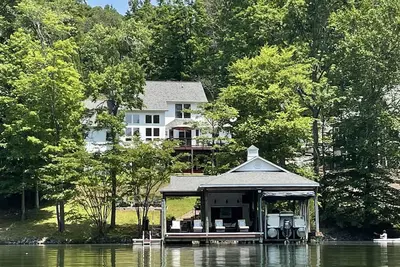 Image de Lakefront Luxury- Lg covered dock, Hot Tub, fire pit, kayaks + 2 game rms
