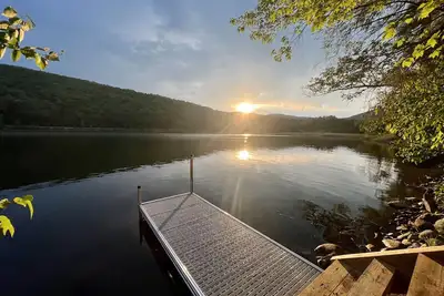 Image de Camp Amherst: Ski and Lakeside Retreat. Killington/Okemo, Firepit, private dock!