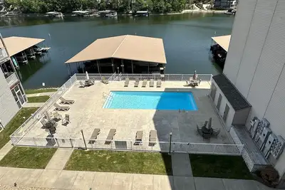 Image de 3 bedroom Lakeview Condo, first floor near elevator