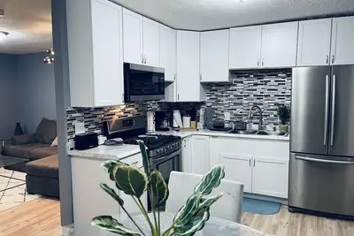 Image de Beautiful 3 Br Townhouse Near Downtown - Pet Friendly - Fenced Yard!