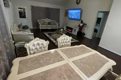 Image de Exotic home with access to pool, shopping and more