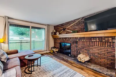 Image de Inviting condo with skiing, pool, hot tub, tennis, fireplace & W\/D