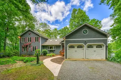 Image de Dog-friendly lakefront home with dock, pool table, fireplace, grill, two kayaks
