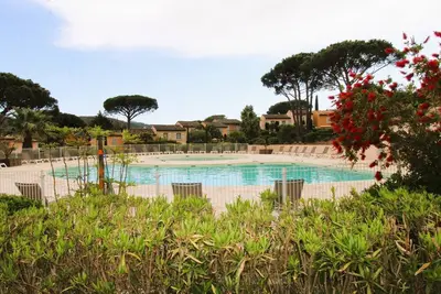 Image de Maison pour 4 personnes climatisée dans domaine privé avec piscine situé à Gassin