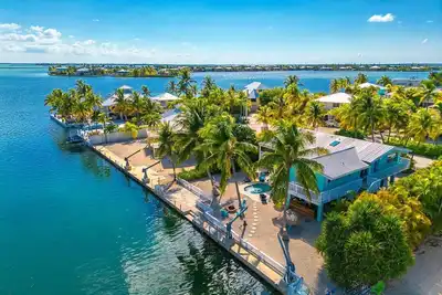 Image de Green Turtle Oasis: Lovely 4br Canal Front Home, Pool, Dockage, Tiki, Outdoor Dining & Pet Friendly!