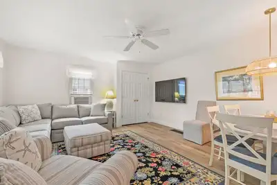 Image de Walk To Beaches, Main Street, and Harbor. 3br Cottage. Quiet Area. Captain Gosnold Village 17