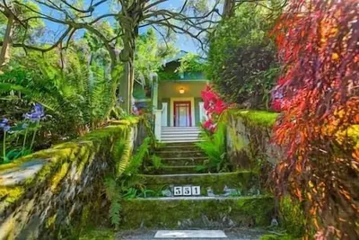 Image de Ph - Enchanted Path to a Gardenscape - 92 Walkscore!
