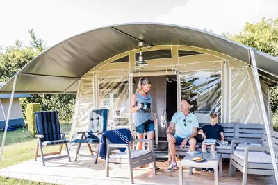 Image de Joli pavillon de tente dans un parc de vacances, Ă seulement 2, 5 km. de la plage
