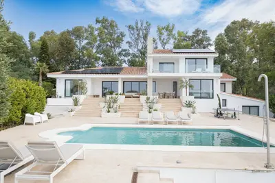 Image de Large 5 Bedroom Villa With Heated Pool + Sea Views