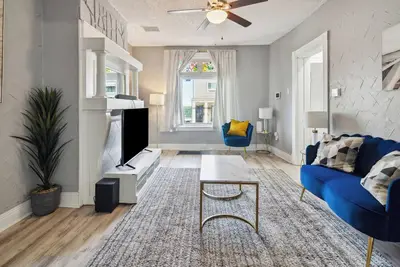 Image de Modern Comfort in a Charming Pittsburgh Retreat by Deity Villas