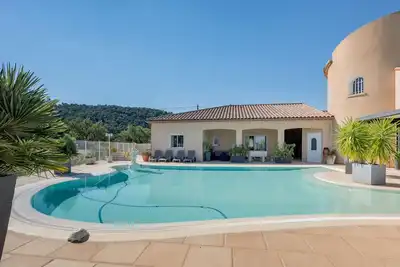 Image de Maison de vacances 'Maison Entre Mer Et Montagnes' avec vue sur montagne, piscine privée et Wi-Fi