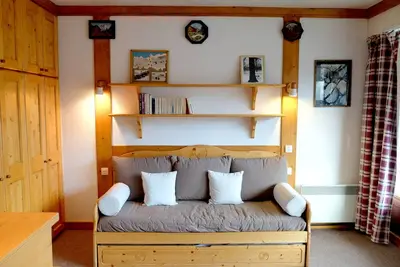 Image de Studio rénové avec balcon, skis aux pieds, animaux acceptés