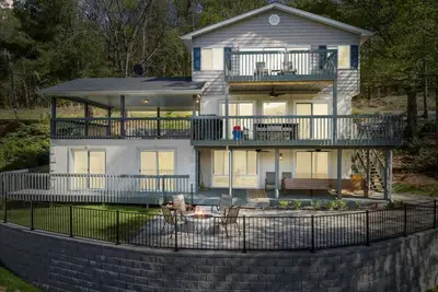 Image de Owens Oasis, lake front, fire pit, two decks.