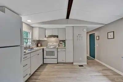 Image de Renovated mobile home with modern kitchen, cozy comfort, and a great fishing spot by the water