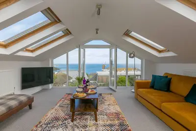 Image de Ocean Air - Sleeps 8 - On-Site Parking - Sea Views - Dog Friendly - Garden