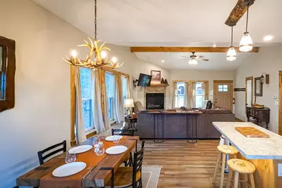 Image de T-Post - A Beautiful New-Build with Treetop Deck