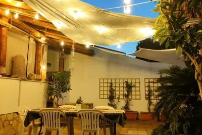 Image de Cola house by the sea