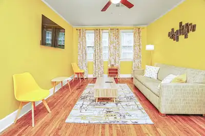 Image de Charming 4 Person Apt in Walkable, Green Area