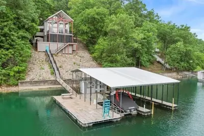 Image de Lakefront Home With Private Dock