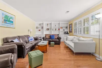 Expansive Forest Ridge Retreat in Central Gnv